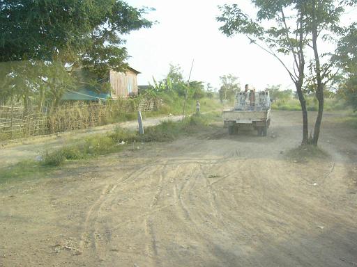 471.JPG - road to siem reap