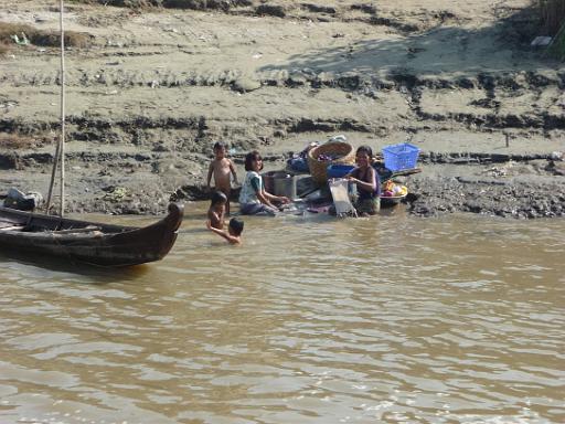 P1010677.JPG - Boat trip to Mingun
