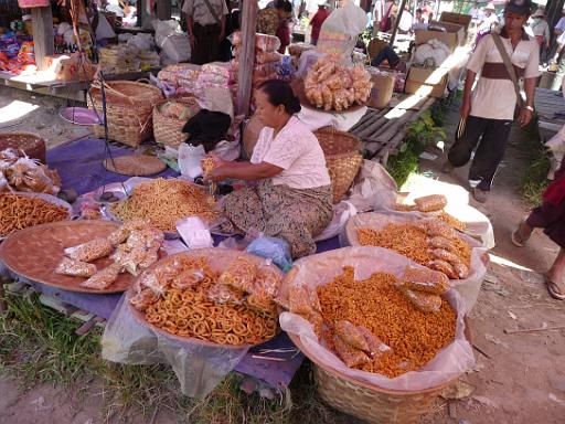 P1010982.JPG - 5 day market, Inle Lake