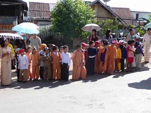 P1020126.JPG - Tazaungmon procession, Kalaw