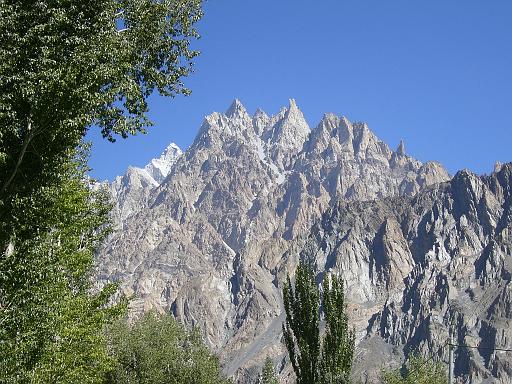 P1060475.JPG - near passu