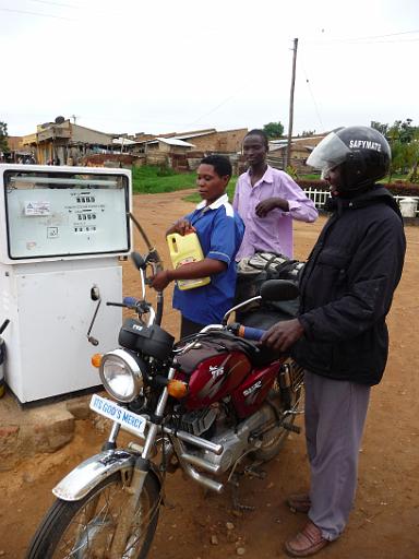 P1050054.JPG - on the way to Buhoma (western Uganda)