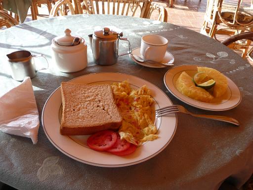 P1050298.JPG - Entebbe zoo, Uganda breakfast